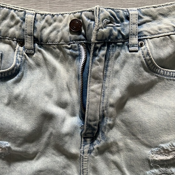 TOP SHOP DENIM SHORTS - Picture 2 of 6